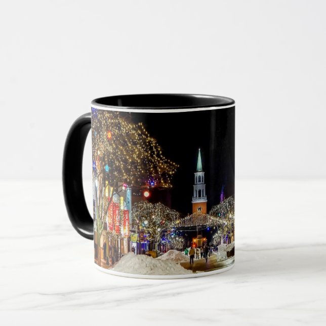 Farbenfrohe Weihnachtsschneestadt Tasse (Vorderseite Links)
