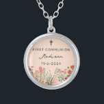 Farbenfrohe Wildblume Erste Heilige Kommune Versilberte Kette<br><div class="desc">Moderne bohenhafte wilde Blume bohemianische erste heilige Kommunion. Die botanischen Blume in Rosa,  Pfirsich und Grüntönen werden von Wildblumen inspiriert und die rustikalen Aquarellgärten mit subtiler Vegetation und modernem boho-Schriftzeichen-Monogramm auf weißem Hintergrund mit einem kleinen Kreuz. Original-Kunstwerk von Caroline Bonne Müller</div>