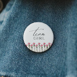 Farbenfrohe Wildblume Gender Reveal Team Girl Button<br><div class="desc">Dieses farbenfrohe Wildblume-Geschlecht enthüllt Teammädchen-Knopf ist perfekt für Ihre einfache, skurrile, boho Regenbogensommerdusche. Die hellen, zauberhaften rosa Blumen verleihen diesem Produkt das Gefühl eines minimalistischen, eleganten, Vintagen Hippie-Frühlinggartens. Das moderne Design ist künstlerisch und zart und zeigt eine klassische erdige Wiese in Aquarell. Egal, für welchen Blickwinkel Sie sich entscheiden, dieses...</div>