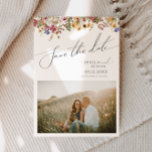 Farbenfrohe Wildblume | WiesenFoto Save the Date<br><div class="desc">Diese farbenfrohe Wildblume | Wiese Foto Save the Date ist perfekt für Ihre einfache, skurrile boho Regenbogen Sommerhochzeit. Die hellen, zauberhaften Rosa-, Gelb-, Orange- und Goldfloralen verleihen diesem Produkt das Gefühl eines minimalistisch eleganten Vintagen Hippie-Frühlingsgartens. Das moderne Design ist künstlerisch und zart und zeigt eine klassische erdige Wiese in Aquarell....</div>