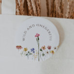 Farbenfrohe Wildblume Wild und ein kräftiger Gebur Button<br><div class="desc">Diese farbenfrohe, wilde Wildblume und ein gnädiger Geburtstagsknopf sind perfekt für Ihre schlichte, skurrile, boho Regenbogensommerfeier. Die hellen, zauberhaften Rosa-, Gelb-, Orange- und Goldfloralen verleihen diesem Produkt das Gefühl eines minimalistischen, eleganten und Vintagen Hippie-Frühlinggartens. Das moderne Design ist künstlerisch und zart und zeigt eine klassische erdige Wiese in Aquarell. Egal,...</div>
