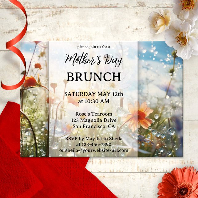 Farbenfrohe Wildblumen Mütter Tag Brunch Einladung (Festive Mother's Day Brunch invitation featuring a field of wildfowers with playful water droplets)