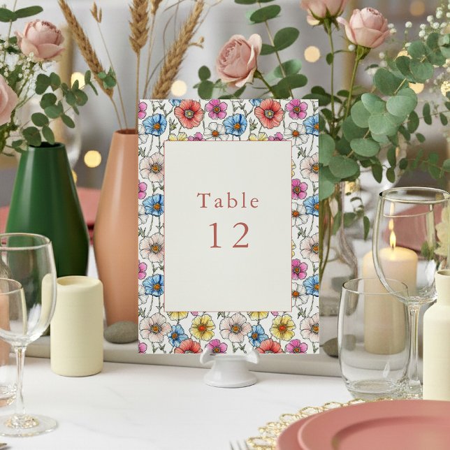 Farbenfrohe wilde Blume Tischnummer (Bright wildflowers wedding table number place card.)