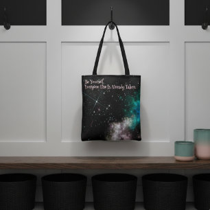 Farbenfrohe Wolkenstränge in Weltraumtypografie