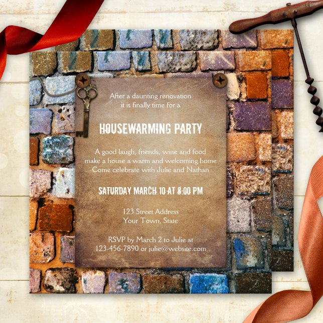 Farbenfrohe Ziegelsteine Rustikales Party einladen Einladung (Rustic housewarming party invitation featuring colorful bricks with a key and vintage notice paper.)