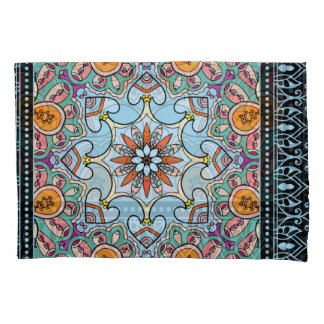 Farbenfrohe Zierdoodle: symmetrisches Muster. Kissenbezug