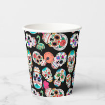 Farbenfrohe Zuckerkulturen auf schwarzem Halloween