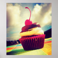 Farbenfroher Cupcake mit Cherry oben