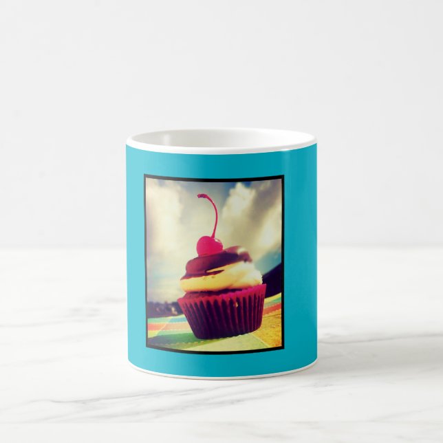 Farbenfroher Cupcake mit Cherry oben Tasse (Mittel)