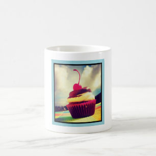 Farbenfroher Cupcake mit Cherry oben Tasse