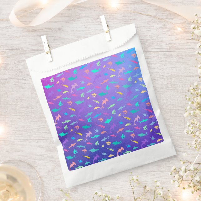 Farbenfroher Hai unter dem Party der Meeresschule Geschenktütchen (Ausgeschnitten)