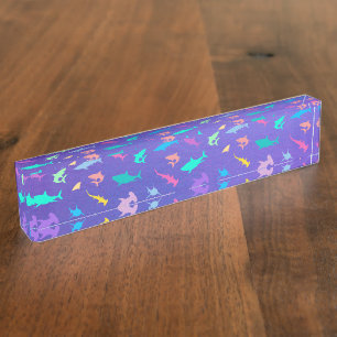 Farbenfroher Hai unter dem Party der Meeresschule Namensplakette