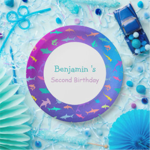 Farbenfroher Hai unter dem Party der Meeresschule  Pappteller