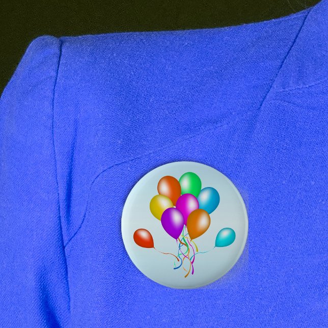 Farbenfroher Hauch von Balloons Button (Bunch Colourful festive balloons with streamers on light blue round Birthday pin back button.)