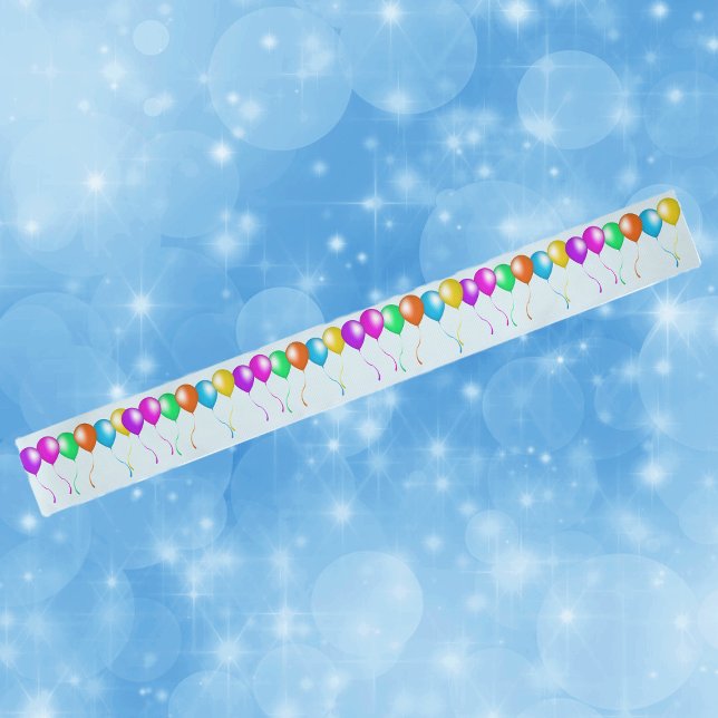 Farbenfroher Hauch von Balloons Satinband (Row of colourful bright balloons streamers many colours on blue roll gift or craft ribbon.)