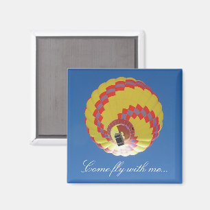 Farbenfroher Heißluftballon in einem blauen Himmel Magnet