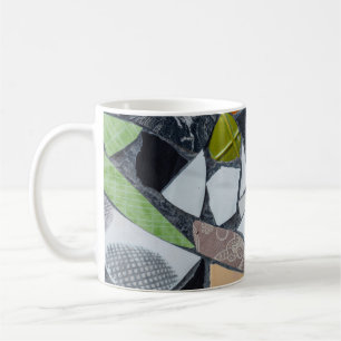 Farbenfroher keramischer Mosaikboden oder -wand. K Kaffeetasse