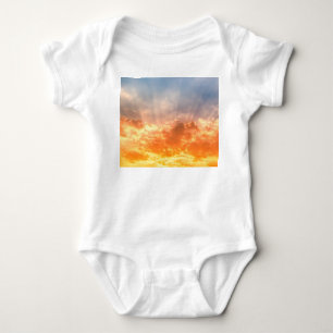 Farbenfroher Sonnenuntergang: feuchter Himmel. Baby Strampler
