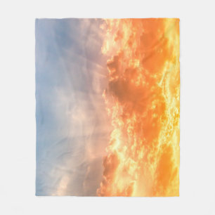 Farbenfroher Sonnenuntergang: feuchter Himmel. Fleecedecke