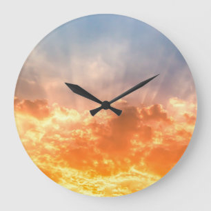 Farbenfroher Sonnenuntergang: feuchter Himmel. Große Wanduhr