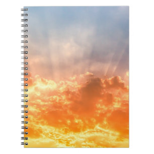 Farbenfroher Sonnenuntergang: feuchter Himmel. Notizblock