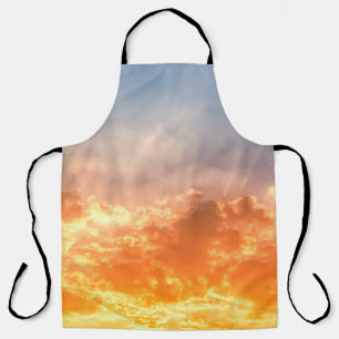Farbenfroher Sonnenuntergang: feuchter Himmel. Schürze