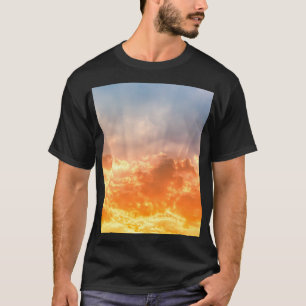 Farbenfroher Sonnenuntergang: feuchter Himmel. T-Shirt