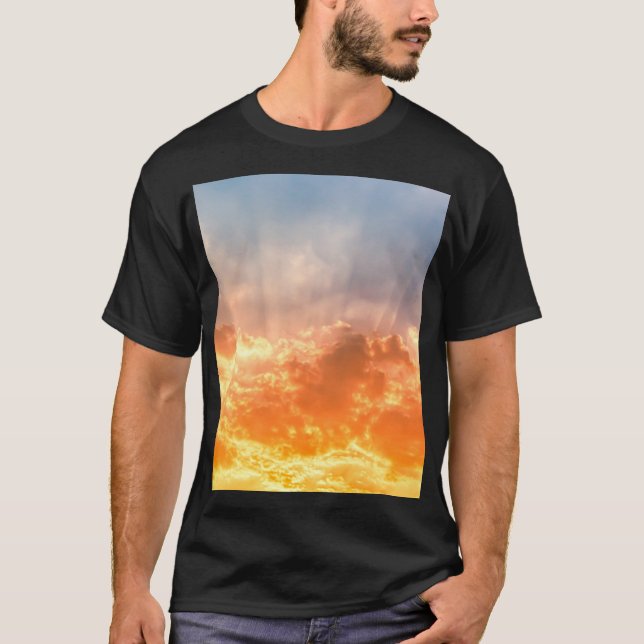 Farbenfroher Sonnenuntergang: feuchter Himmel. T-Shirt (Vorderseite)