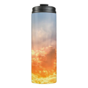 Farbenfroher Sonnenuntergang: feuchter Himmel. Thermosbecher
