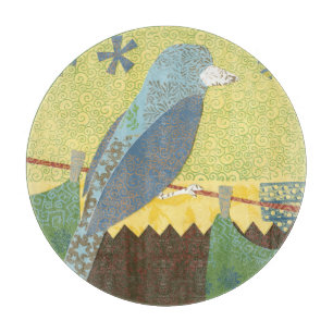 Farbenfroher Vogel auf einem Wirt Schneidebrett