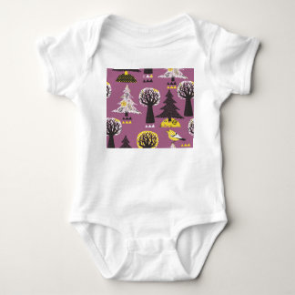 Farbenfroher Wald mit Vögeln, nahtlose Fliesen. Baby Strampler