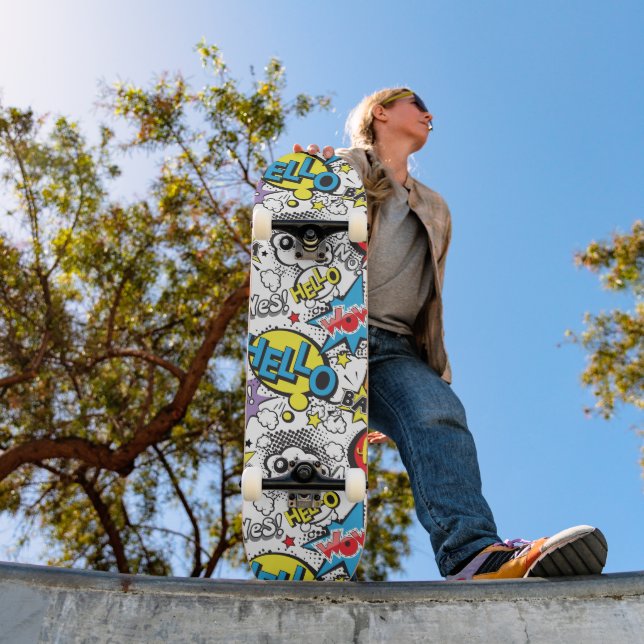 Farbenfrohes Comic-Pop-Art-Sprechblasenmuster Skateboard (Außen 1)