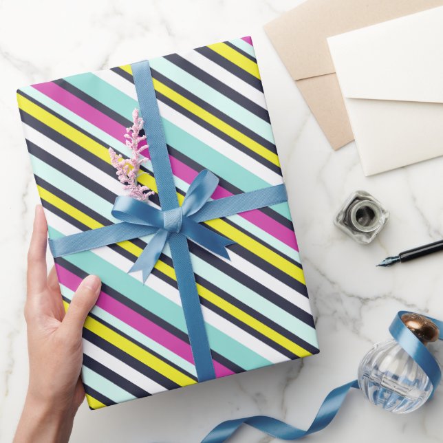 Farbenfrohes diagonales Streifenmuster Hell Geschenkpapier (Schenken)