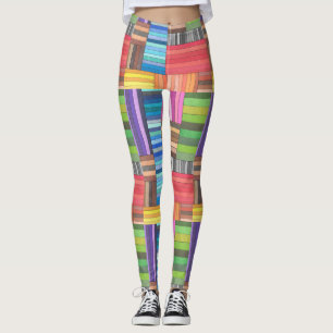 Farbenfrohes geometrisches Streifenmuster im Regen Leggings