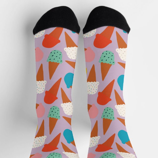 Farbenfrohes handgezeichnetes Muster eines Eiscrem Socken (Oben)