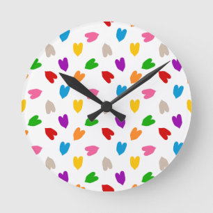 Farbenfrohes Liebesherzen Musterdesign Weiß Runde Wanduhr