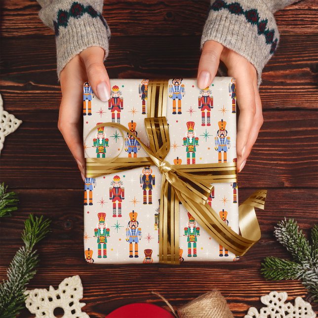 Farbenfrohes Nussknacker-Weihnachtsmuster Geschenkpapier (Von Creator hochgeladen)
