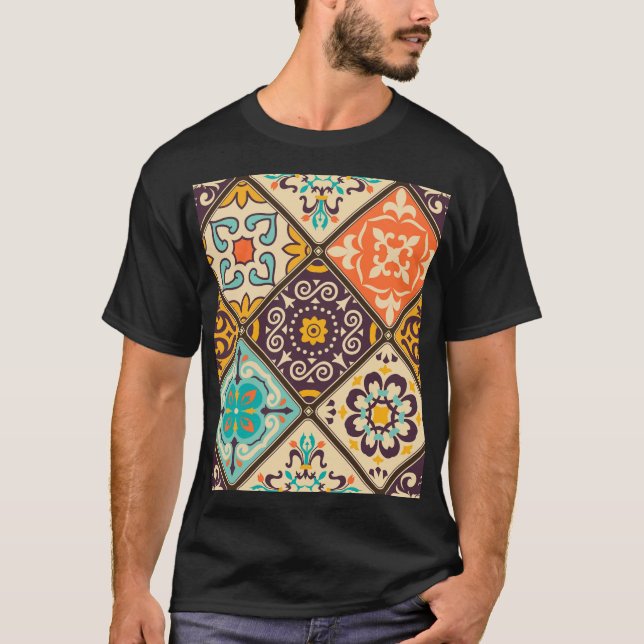 Farbenfrohes Patchwork: Majolika-Fliesendesign T-Shirt (Vorderseite)