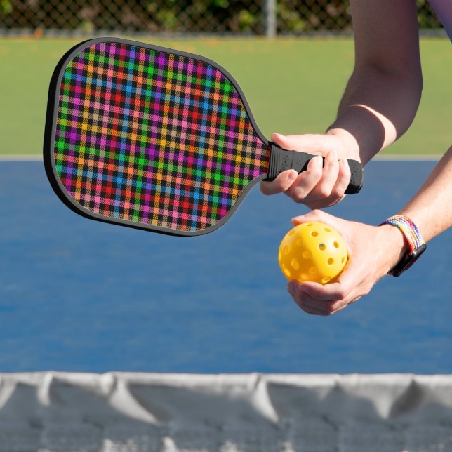 Farbenfrohes Regenbogen-Gingham-Karo-Design - Schw Pickleball Schläger (InSitu)