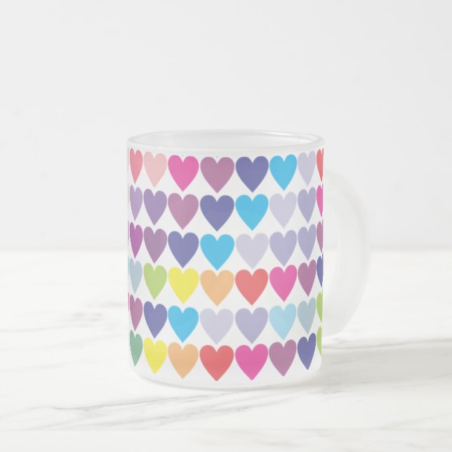 Farbenfrohes Regenbogen-Herzen-Muster Mattglastasse (VorderseiteRechts)
