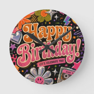 Farbenfrohes Retro-inspiriertes Design mit Typogra Runde Wanduhr