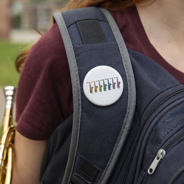 Farbenfrohes Retro-Pop-Art-Saxophon-Muster Musiker Button (A pin back button with a rainbow saxophone design)