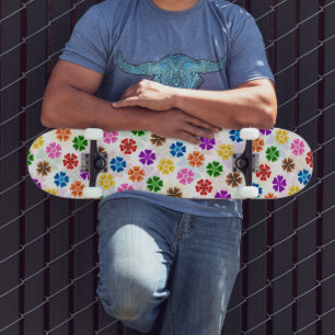 Farbenfrohes Retro-Regenbogen-Blumen-Design Weiß Skateboard