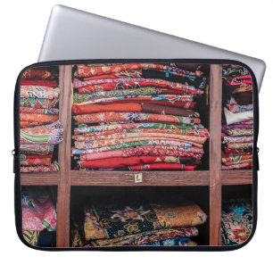 FARBENKLEIDUNG AUF RACK LAPTOPSCHUTZHÜLLE