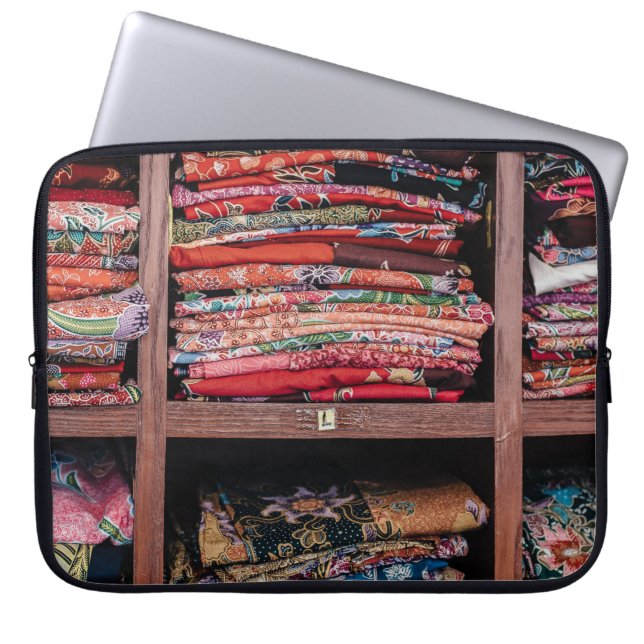 FARBENKLEIDUNG AUF RACK LAPTOPSCHUTZHÜLLE (Vorderseite)