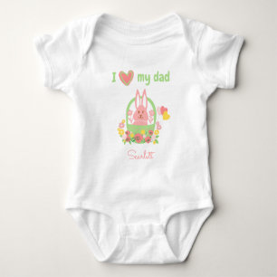 Farbenliebliches Kaninchen in einem Korb Baby Strampler