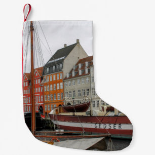 FARBHAFTE GEBÄUDE NEBEN DEM FLUSS KLEINER WEIHNACHTSSTRUMPF