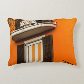 FARBHAFTE ITALIENISCHE FASSADE UND FENSTER DEKOKISSEN