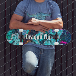 Farbige Abstrakte Mosaikdrachenskala mit Text Skateboard