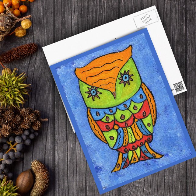 Farbige Abstrakte Schüssel Postkarte (Colourful fantasy owl star blue eyes green orange head on shades of blue with border postcard.)